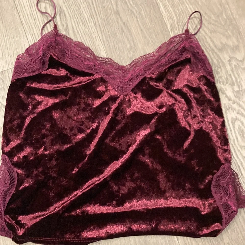2 cropped camisoles La Senza and Ardene - Picture 2 of 9